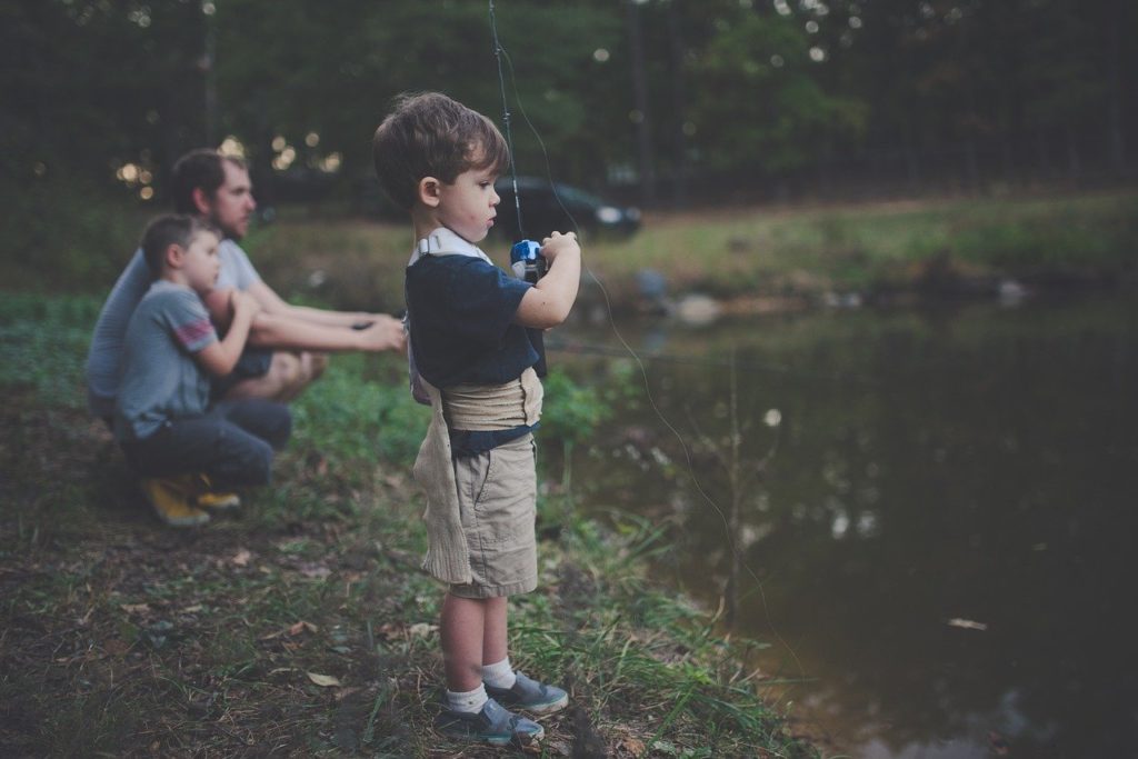 menino pescando