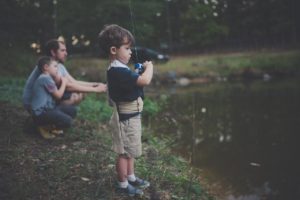 Menino tentando pescar. Disfunção de integração sensorial no autismo